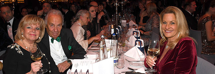Margot und Günter Steinberg (li.) und Silja Steinberg (re.) auf dem CSU Schwarz-Weiss Ball Münchner G'Schichten im Festsaal des Paulaner am Nockherberg am 13.01.2024 (©Foto: Ingrid Grossmann)